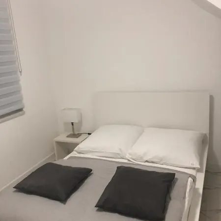 Holiday home Neu-gebautes-komplettes-reihenhaus *