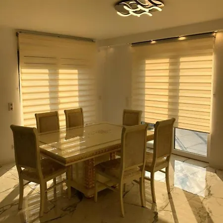 Neu-gebautes-komplettes-reihenhaus Holiday home Oberasbach