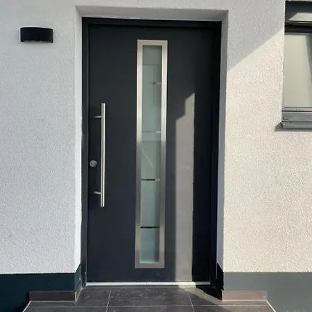 Neu-gebautes-komplettes-reihenhaus